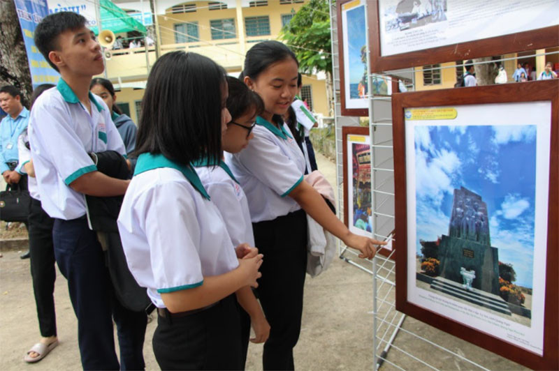 Tham quan tư liệu hình ảnh về Hoàng Sa, Trường Sa. Triển lãm số “Hoàng Sa, Trường Sa của Việt Nam - Những bằng chứng lịch sử và pháp lý” tại Hậu Giang -0