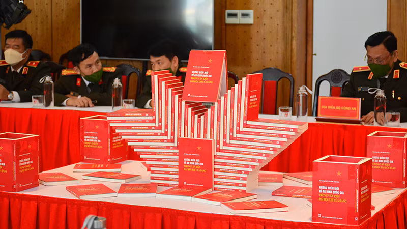 Giới thiệu cuốn sách về an ninh quốc gia do Bộ trưởng Công an Tô Lâm chủ biên -0