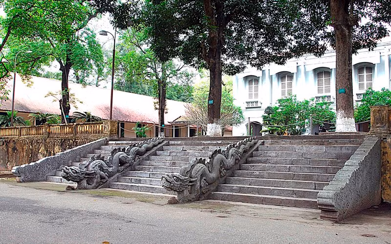 Rồng đá (1467) ở thềm điện Kinh Thiên.