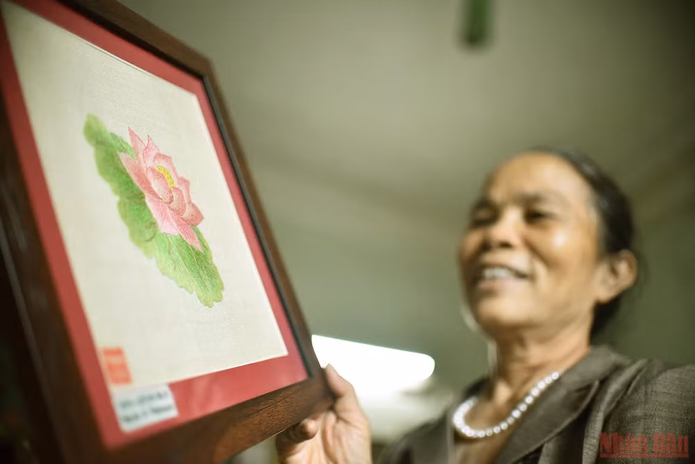 Tấm lụa to tằm dệt nên truyền thống -0