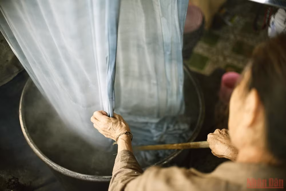 Tấm lụa to tằm dệt nên truyền thống -0