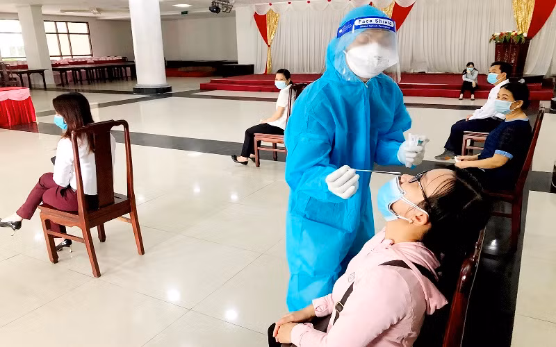 Tích cực lấy mẫu xét nghiệp sàng lọc phát hiện F0 trong cộng đồng tại tỉnh Sóc Trăng.