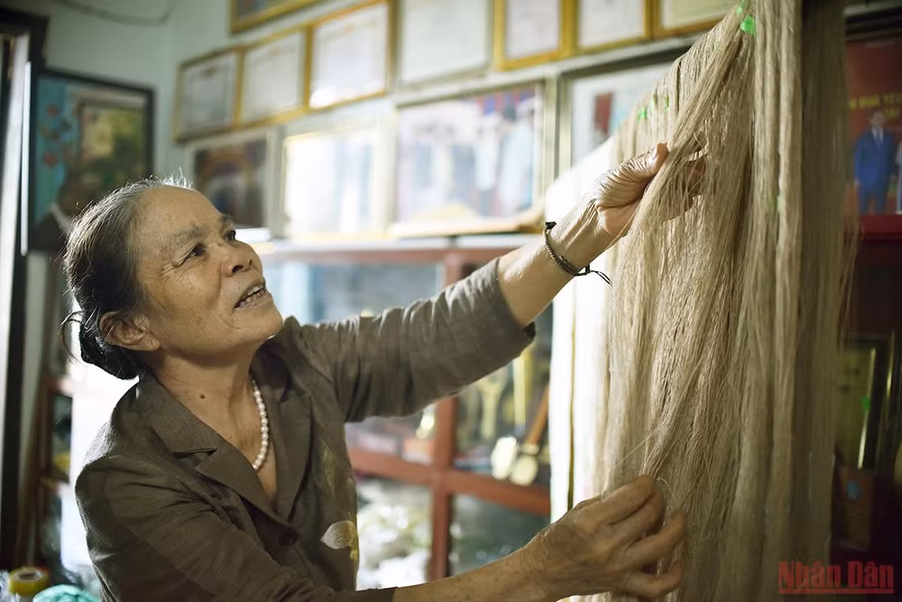 Tấm lụa to tằm dệt nên truyền thống -0