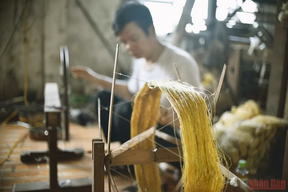 Tấm lụa to tằm dệt nên truyền thống -0