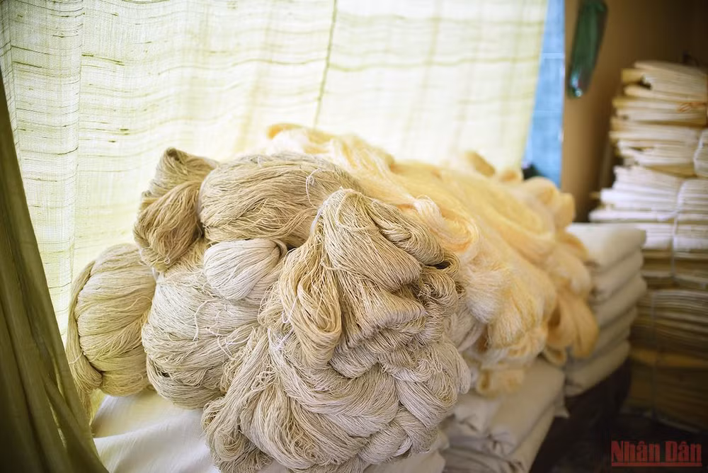 Tấm lụa to tằm dệt nên truyền thống -0