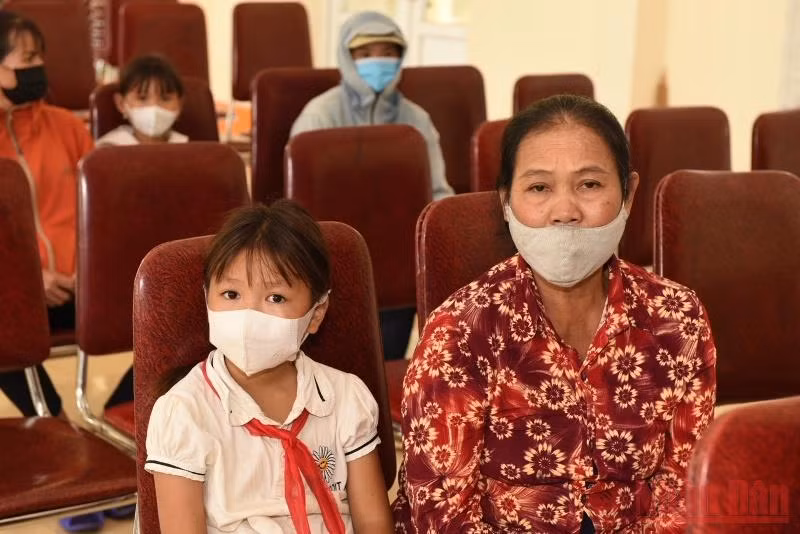 Trao tặng thiết bị học trực tuyến cho học sinh nghèo hiếu học&nbsp;&nbsp;&nbsp; -0