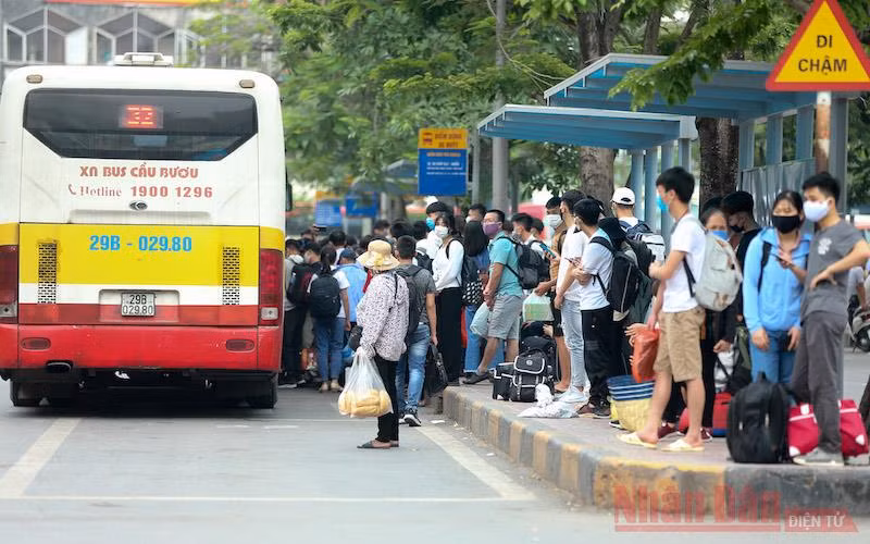 Ảnh tư liệu: Hành khách chờ xe buýt tại bến xe Giáp Bát. (Ảnh: HÀ NAM)