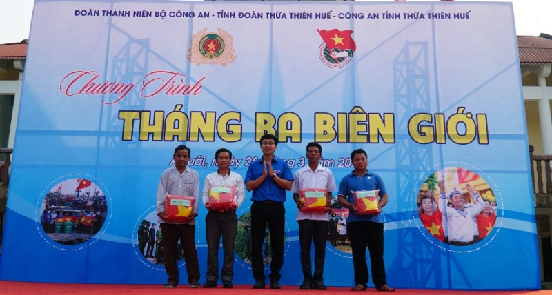 Trao 100 lá cờ Tổ quốc cho bà con nhân dân các xã biên giới. Nhiều hoạt động ý nghĩa tại Chương trình “Tháng ba biên giới” ở A Lưới -0
