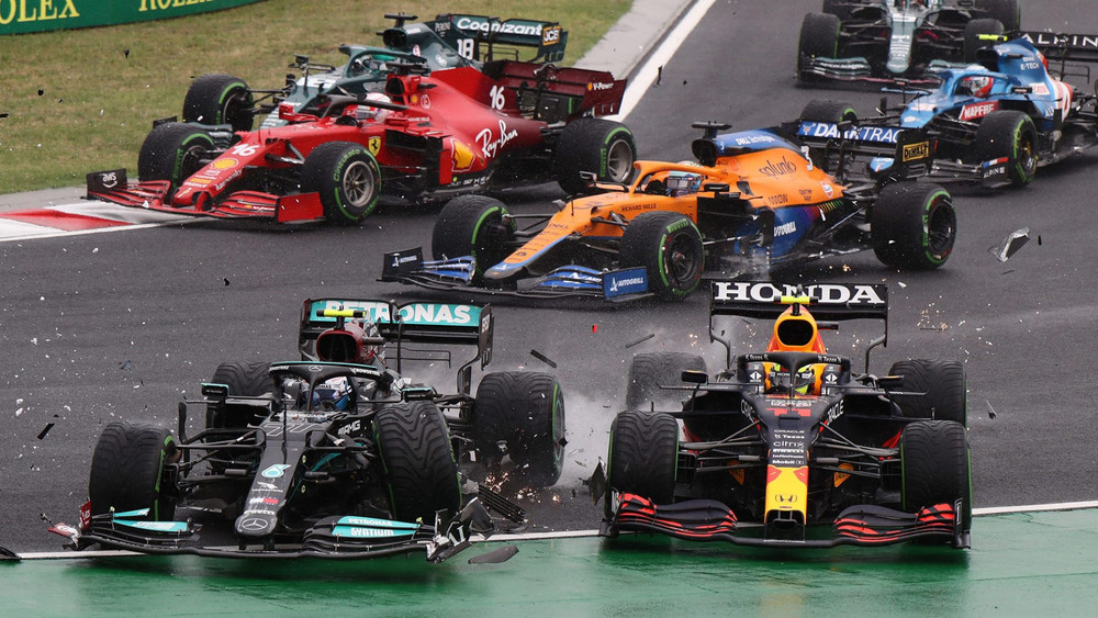 Vụ tai nạn xảy ra ngay trong những giây đầu tiên của chặng đua. Esteban Ocon lần đầu lên ngôi F1 -0