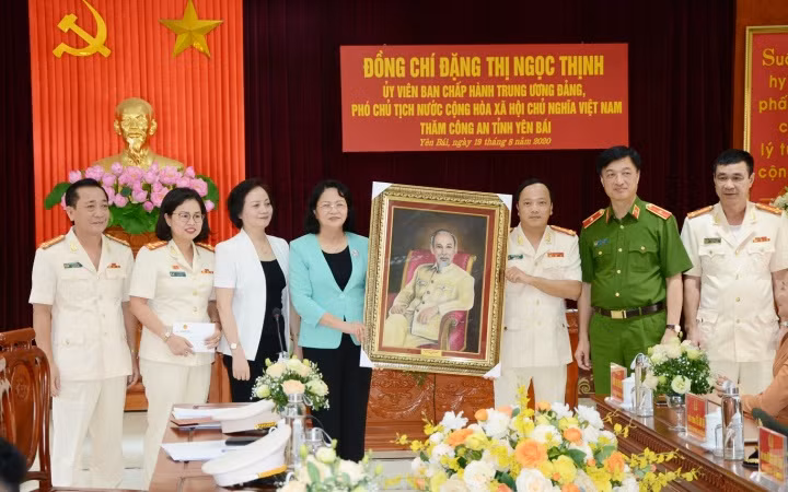 Phó Chủ tịch nước Đặng Thị Ngọc Thịnh tặng quà Công an tỉnh Yên Bái.