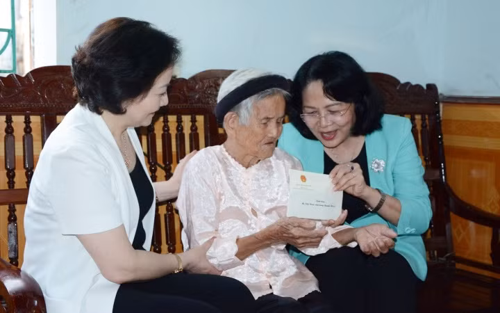 Phó Chủ tịch nước Đặng Thị Ngọc Thịnh làm việc tại Yên Bái -0