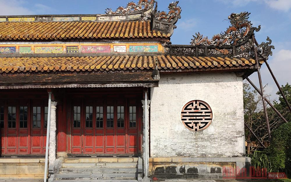 Phần mái công trình đã phải chống giằng bằng cột. Bộ Văn hóa, Thể thao và Du lịch: Bảo quản và phục chế nguyên vẹn tối đa Điện Thái Hòa -0