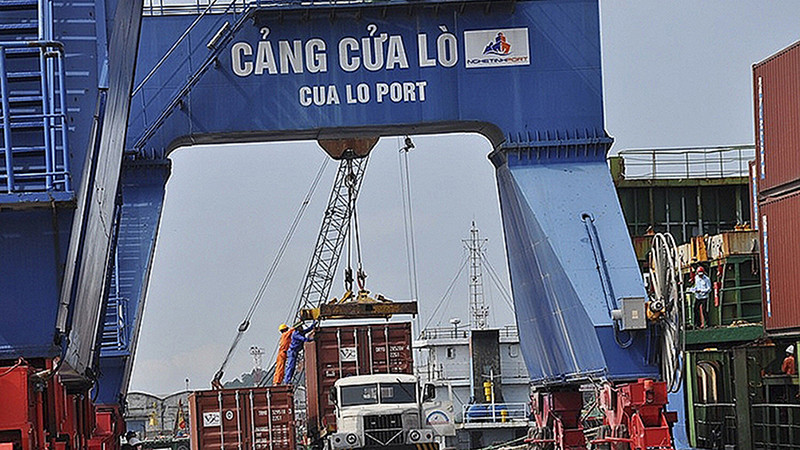 Xếp dỡ hàng hóa tại cảng Cửa Lò (Nghệ An). Ảnh: HOÀNG TRINH Nỗ lực sản xuất hàng xuất khẩu ở Bắc Trung Bộ -0