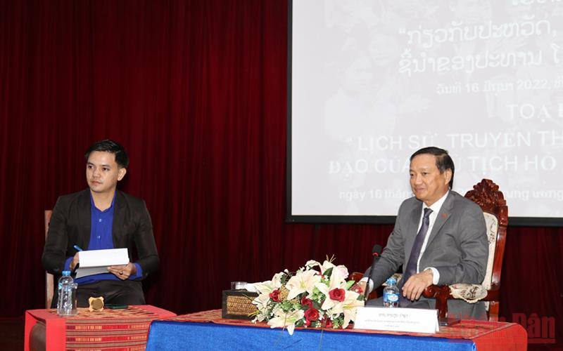 Đại sứ Việt Nam Nguyễn Bá Hùng trả lời các câu hỏi của đại biểu tại phiên thảo luận sau tọa đàm, ngày 16/6. (Ảnh: Xuân Sơn) Tọa đàm về tư tưởng Chủ tịch Hồ Chí Minh tại Lào -0