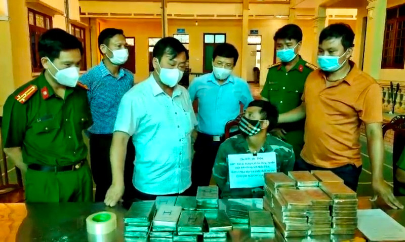 Đồng chí Vừ A Bằng, Phó Chủ tịch UBND tỉnh Điện Biên cùng lãnh đạo Công an tỉnh Điện Biên hỏi cung đối tượng Lầu A Di khi bị bắt giữ. 