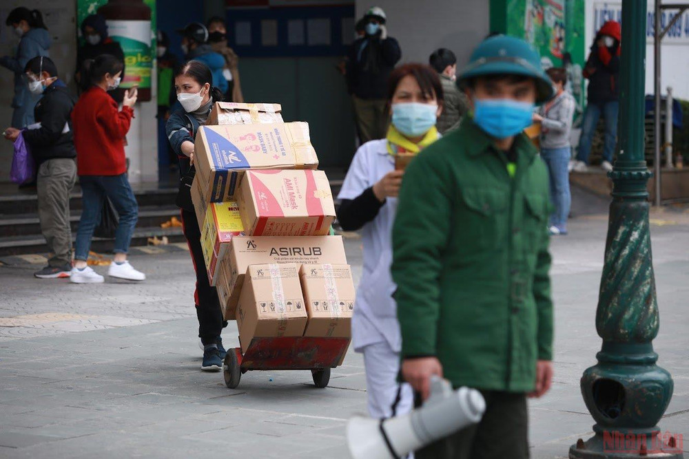 Chợ thuốc lớn nhất miền bắc Hapulico cũng diễn ra tình trạng khan hàng kit test nhanh. (Ảnh: SƠN BÁCH) Hà Nội: Kit test Covid-19 khan hàng, loạn giá -0