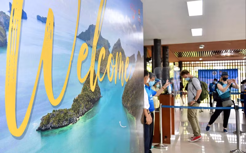 Một tấm biển chào mừng du khách quốc tế đặt tại sân bay Phuket. (Ảnh: Bưu điện Bangkok)