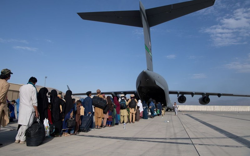 Chuyến bay sơ tán tại sân bay quốc tế Hamid Karzai, thủ đô Kabul, ngày 24/8. (Ảnh: Reuters) Nhiều quốc gia đẩy nhanh chuyến bay sơ tán khỏi Afghanistan -0