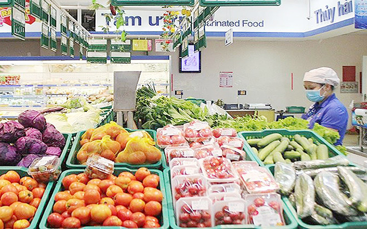 Giá nhiều mặt hàng thiết yếu tại siêu thị Co.opmart Đắk Nông được giữ nguyên. (Ảnh LÊ DUNG) Kiểm soát, bình ổn giá cả thị trường -0