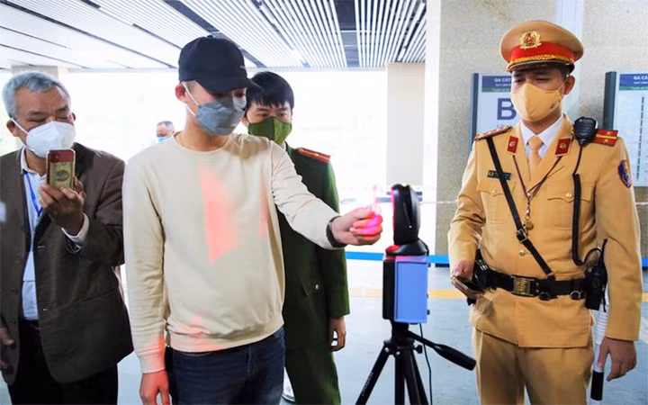 Khi đã có căn cước công dân gắn chip điện tử, người dân có thể dễ dàng khai báo y tế thông qua hệ thống máy quét mã QR tại các nhà ga, bến xe, trụ sở cơ quan...