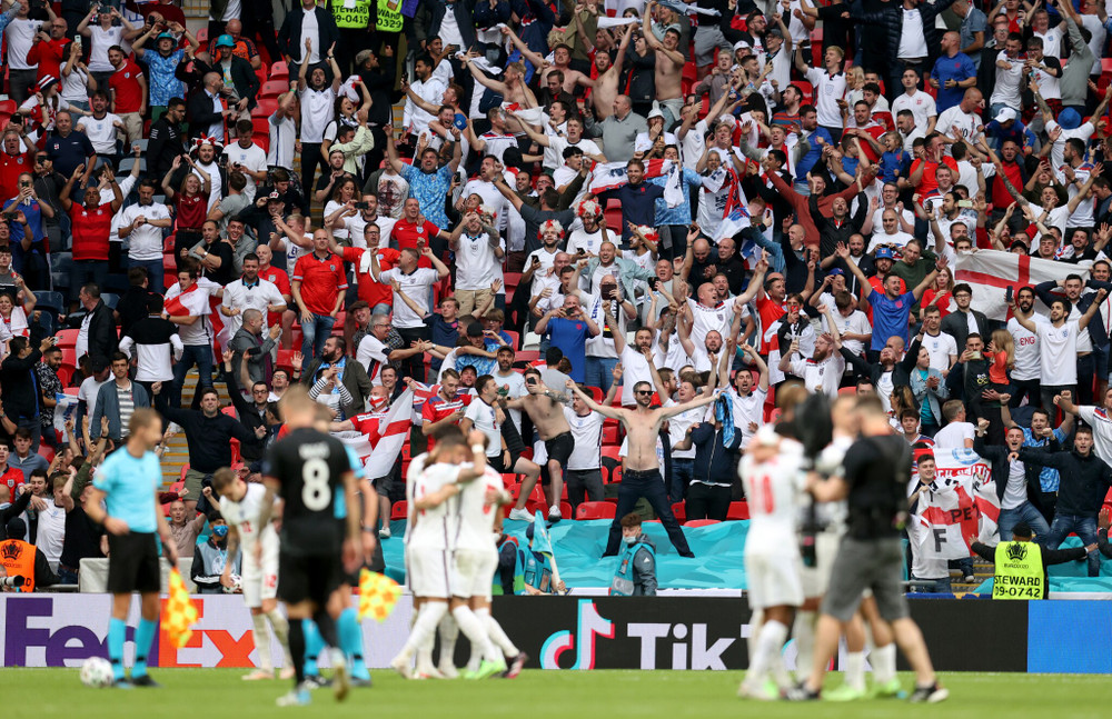 Cổ động viên Anh ăn mừng cuồng nhiệt trên khán đài sân Wembley sau khi tuyển Anh phá dớp toàn thua kéo dài hơn nửa thế kỷ trước đối thủ nhiều duyên nợ tại vòng loại trực tiếp các giải đấu lớn. (Ảnh: UEFA) Những khoảnh khắc ấn tượng tại vòng 1/8 Euro 2020 -0