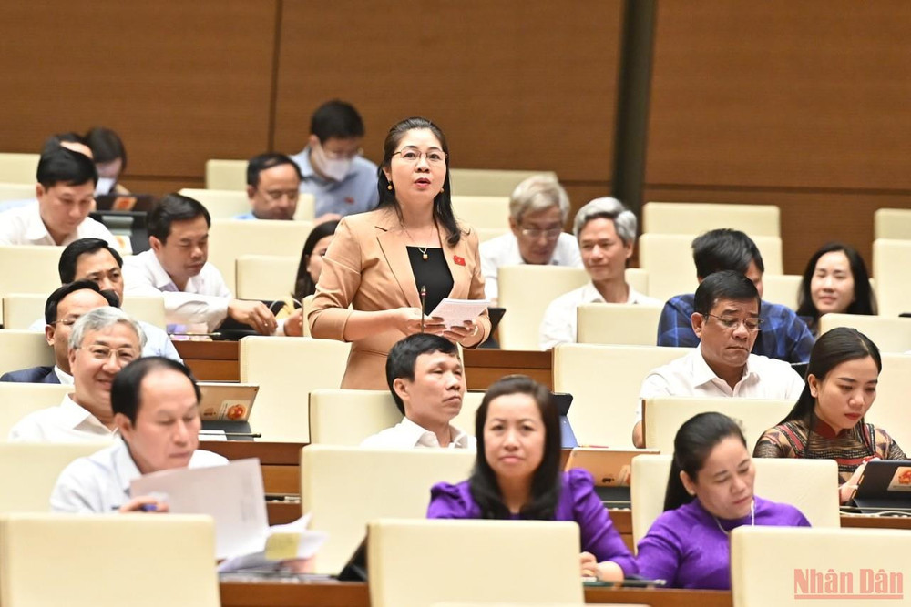 Đại biểu Leo Thị Lịch (Bắc Giang) chất vấn Thống đốc Ngân hàng Nhà nước về điều hành lãi suất cho vay theo Nghị quyết số 43 của Quốc hội. (Ảnh: NGUYÊN KHOA) Nỗ lực giảm lãi suất, xử lý hiệu quả nợ xấu -0