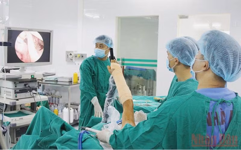Bác sĩ Phạm Hải Bằng thực hiện phẫu thuật khớp vai cho bệnh nhân tại Bệnh viện đa khoa Lào Cai (Ảnh: Châu Giang)