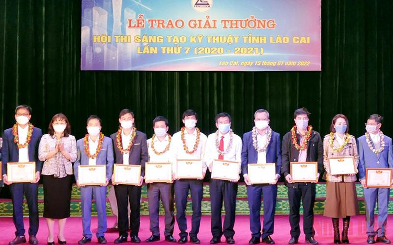 Bác sĩ Phạm Hải Bằng (thứ 3 từ bên trái sang phải) tại Lễ trao giải Hội thi sáng tạo kỹ thuật tỉnh Lào Cai năm 2020-2021. (Ảnh: Châu Giang) Bác sĩ ngoại khoa có “đôi bàn tay vàng” -0