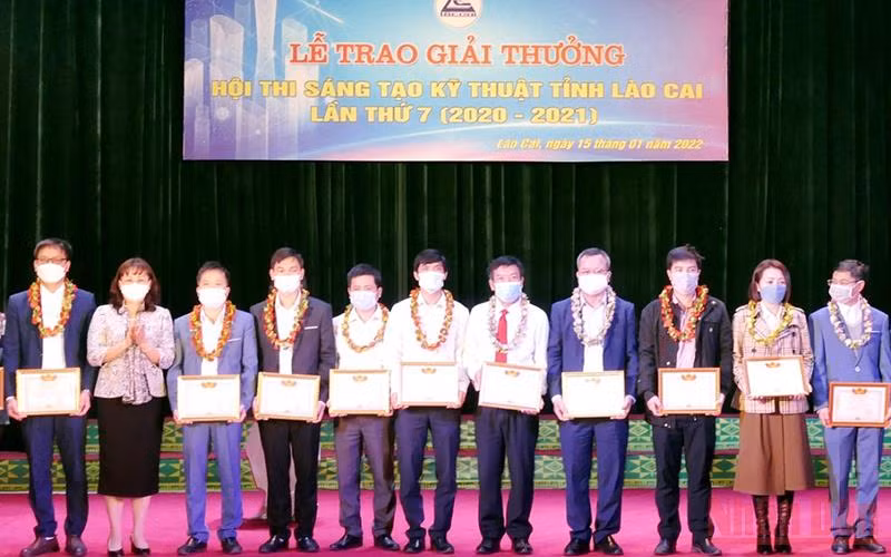 Bác sĩ ngoại khoa có “đôi bàn tay vàng” -0