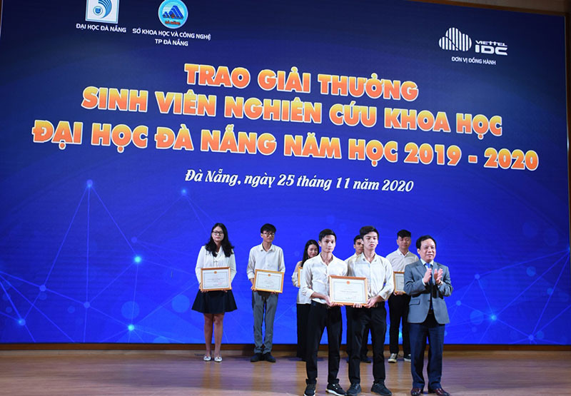 PGS, TS Nguyễn Ngọc Vũ, Giám đốc ĐH Đà Nẵng khen thưởng nhóm tác giả đạt giải nhất.