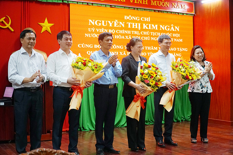 Lãnh đạo Tỉnh ủy Sóc Trăng tặng hoa cảm ơn Chủ tịch Quốc hội Nguyễn Thị Kim Ngân và lãnh đạo doanh nghiệp hỗ trợ Quỹ an sinh xã hội. Chủ tịch Quốc hội thăm, tặng quà tại vùng căn cứ cách mạng -0
