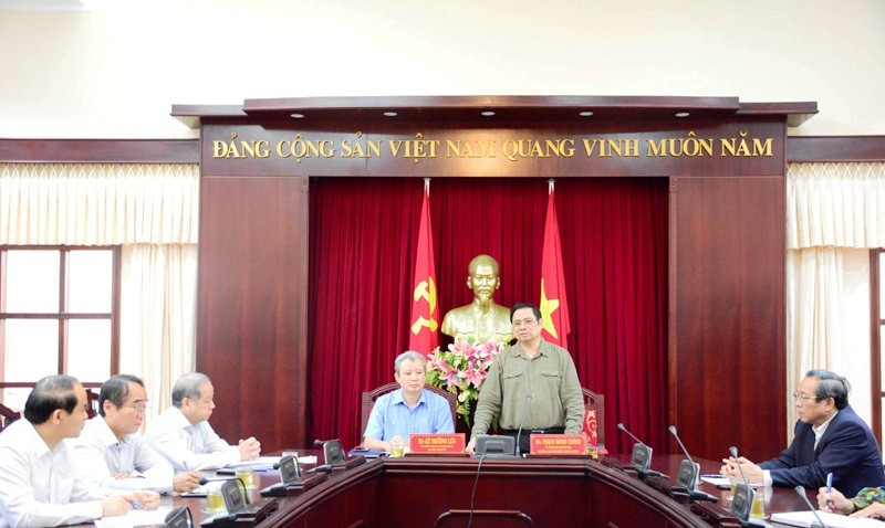 Đồng chí Phạm Minh Chính và Đoàn công tác làm việc với tập thể Ban Thường vụ Tỉnh ủy Thừa Thiên Huế (Ảnh: Công Hậu). Kiểm tra công tác phòng phống, khắc phục hậu quả mưa lũ tại Quảng Trị -0