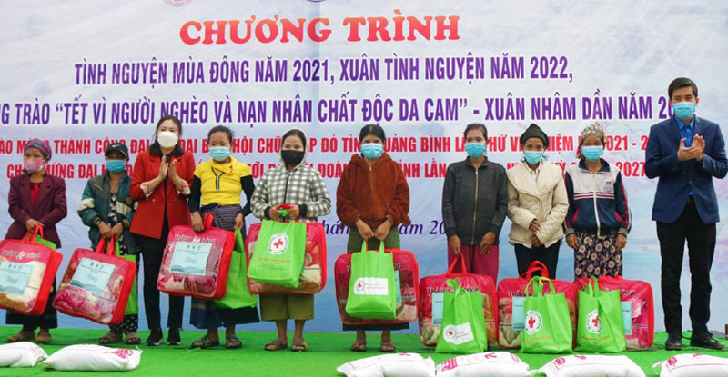 Đại diện các đơn vị của tỉnh Quảng Bình tặng quà cho bà con ở bản Ka Ai, xã Dân Hóa, huyện Minh Hóa.