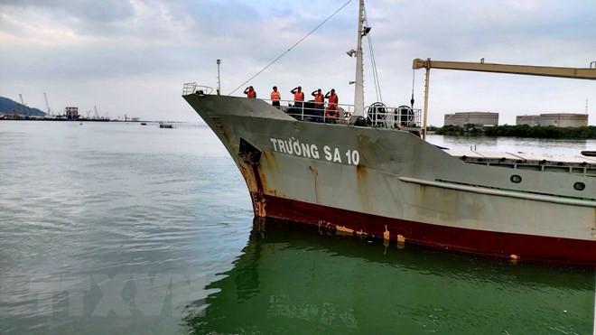 Tàu Trường Sa 10 rời Quân cảng Lữ đoàn 171 đưa đoàn công tác số 1 Bộ Tư lệnh Vùng 2 Hải quân đi thăm, chúc Tết tại các nhà giàn DK1. Mang hương vị Tết đất liền ra các