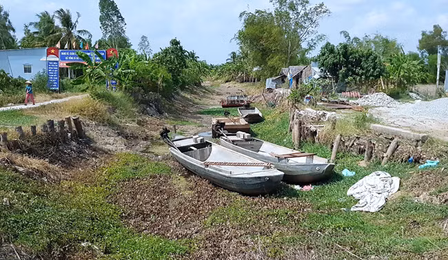 Kênh rạch chằng chịt là trở ngại trong làm đường nông thôn mới ở đồng bằng sông Cửu Long.