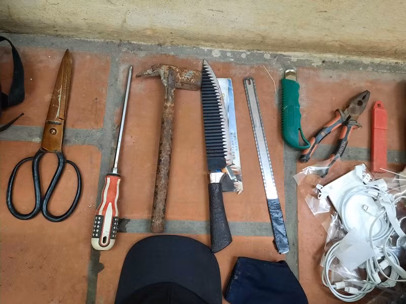 Bắt giữ đối tượng cướp tài sản, đâm trọng thương bảo vệ cửa hàng điện thoại -1