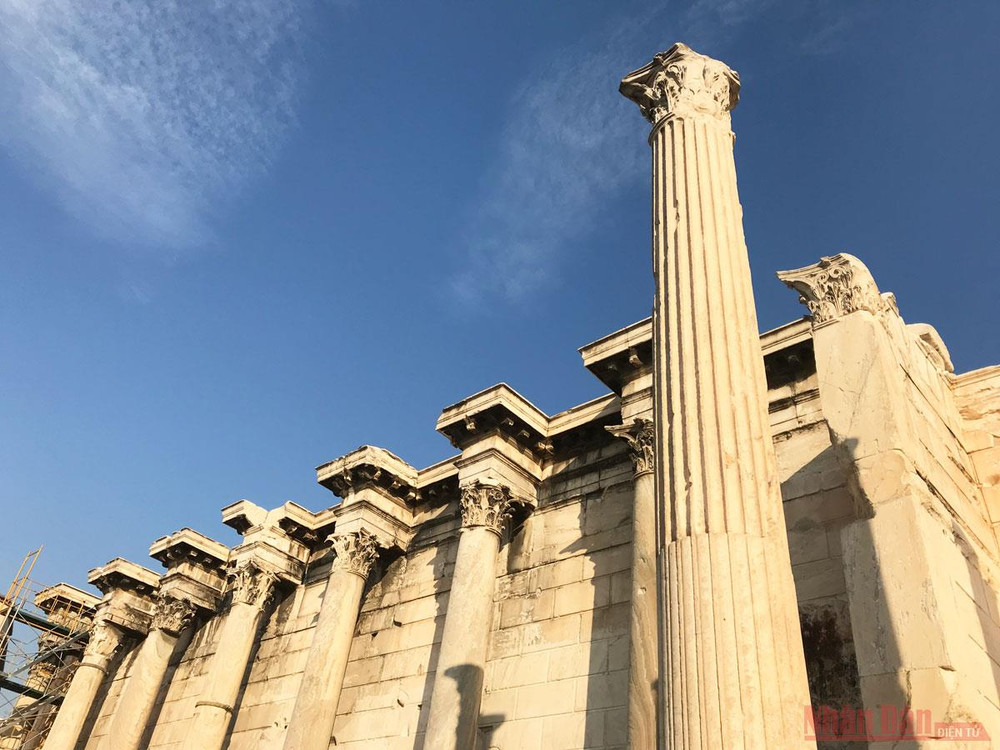 Một kiến trúc hiếm hoi còn tồn tại gần như nguyên vẹn trong khu vực Thư viện Hadrian tại trung tâm Athens. Kỳ 1: Nơi những vị thần vẫn ngự trị trên đỉnh thiêng -1