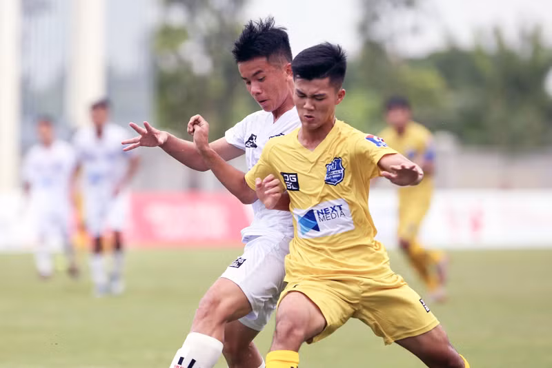 Với lối chơi cống hiến, Học viện Nutifood (trắng) cán đích vòng bảng ở vị trí nhất bảng B. (Nguồn: VFF)