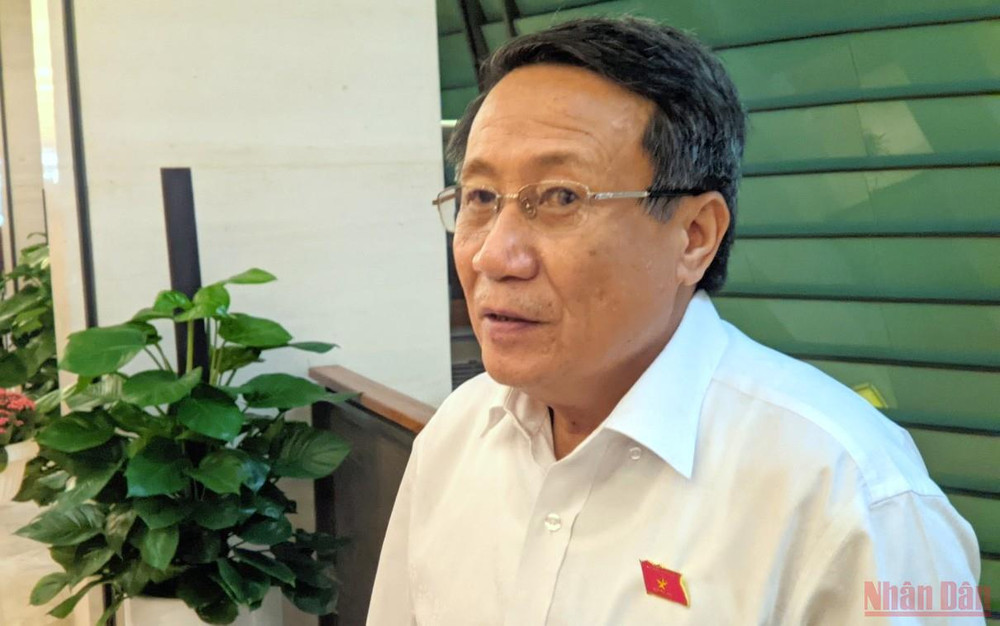 Đại biểu Hà Sỹ Đồng trao đổi bên hành lang Quốc hội. (Ảnh: TRUNG HƯNG) Trách nhiệm thực hiện lời hứa trước cử tri và nhân dân -0