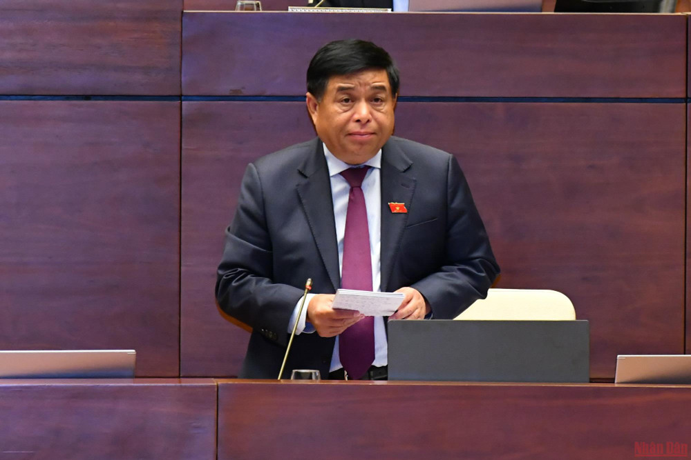 Bộ trưởng Kế hoạch và Đầu tư Nguyễn Chí Dũng phát biểu tại phiên thảo luận của Quốc hội, sáng 10/6. (Ảnh: NGUYÊN KHOA) Mở rộng không gian phát triển cho Hà Nội và Thành phố Hồ Chí Minh -0