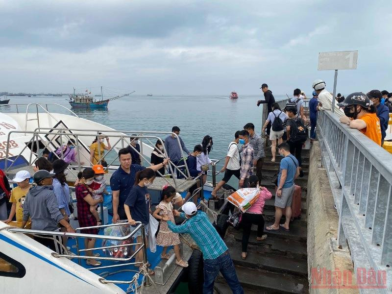 Du khách lên đảo Cô Tô trong ngày 30/4.