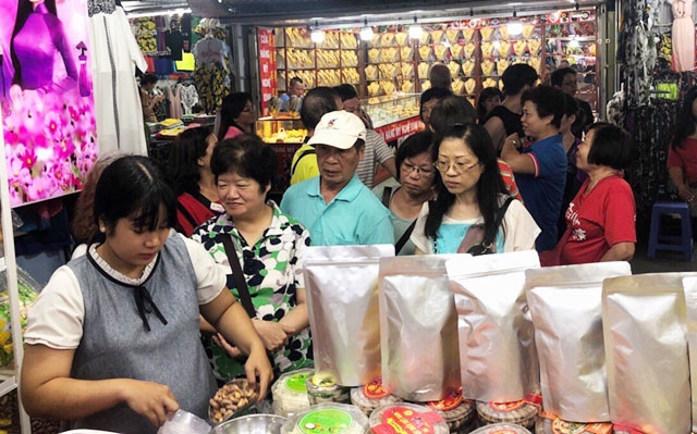 Người dân, du khách tham quan, mua sắm tại phố đi bộ.