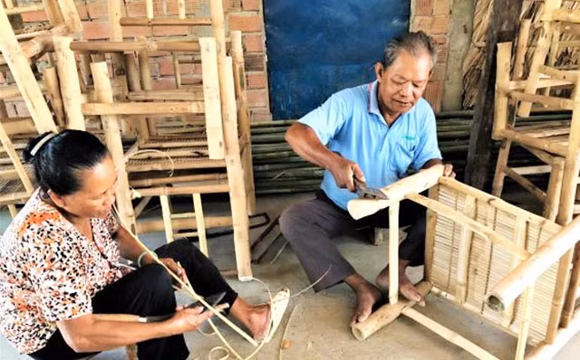 Đồng bào Khmer Sóc Trăng khôi phục làng nghề đan nhờ nguồn vốn chính sách xã hội.