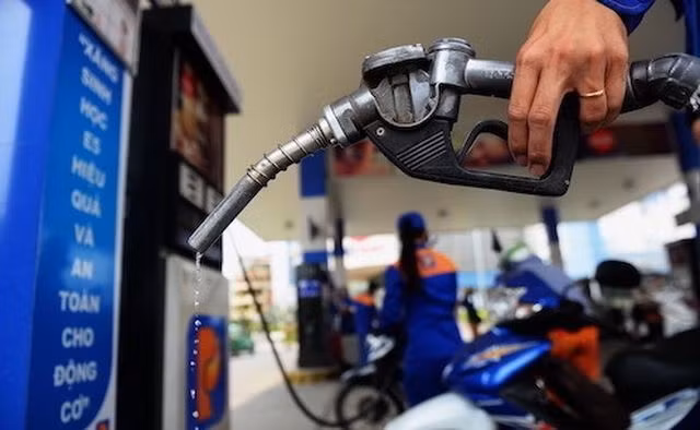 Nhóm giao thông giảm nhiều nhất với 2,21% do giảm giá xăng, dầu.