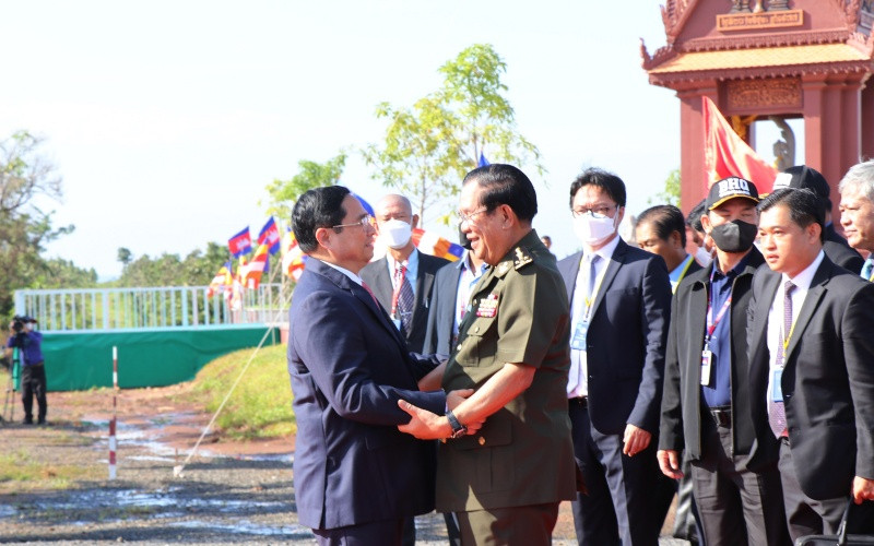 Thủ tướng Phạm Minh Chính đón Thủ tướng Campuchia Hun Sen tại biên giới Việt Nam-Campuchia. anh2-1655703925156.jpg