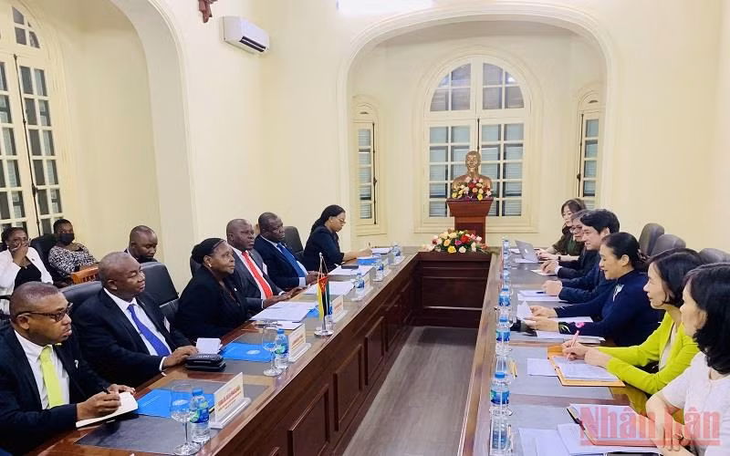 Các đại biểu tại cuộc gặp giữa Đoàn đại biểu Quốc hội Mozambique và lãnh đạo Liên hiệp các tổ chức hữu nghị Việt Nam.