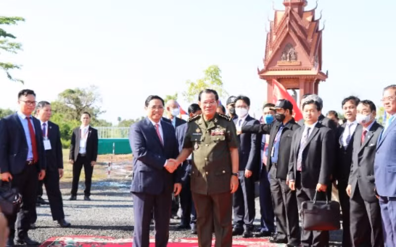 Thủ tướng Phạm Minh Chính đón Thủ tướng Campuchia Hun Sen tại biên giới Việt Nam-Campuchia.