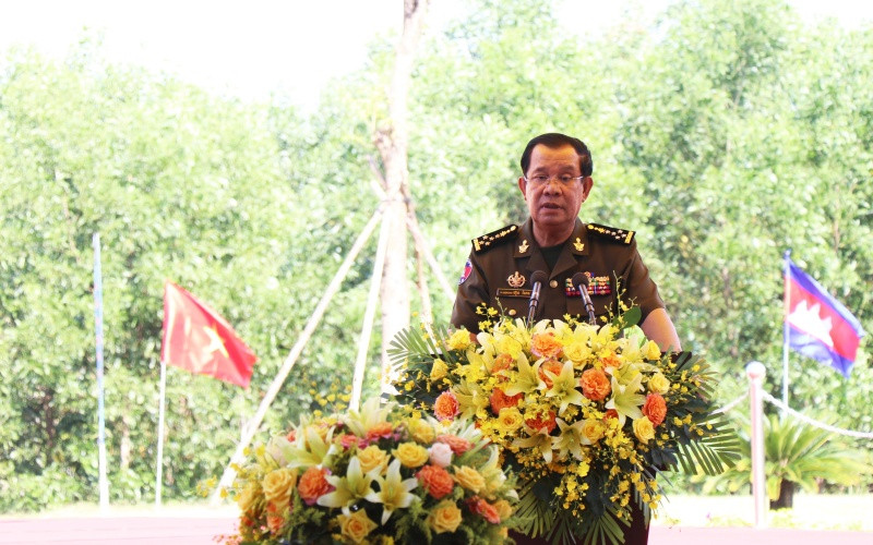 Thủ tướng Campuchia Hun Sen trò chuyện với nhân dân Việt Nam tại điểm đầu tiên ông đặt chân sang Việt Nam tìm đường cứu nước sau 45 năm. anh3-1655703925641.jpg