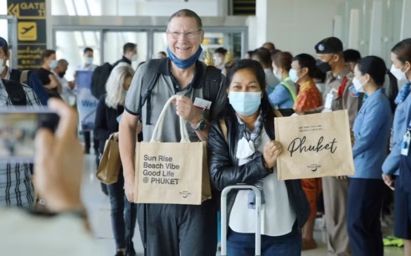 Những du khách nước ngoài đầu tiên tới Phuket ngày 1/11. (Ảnh: TAT Phuket)
