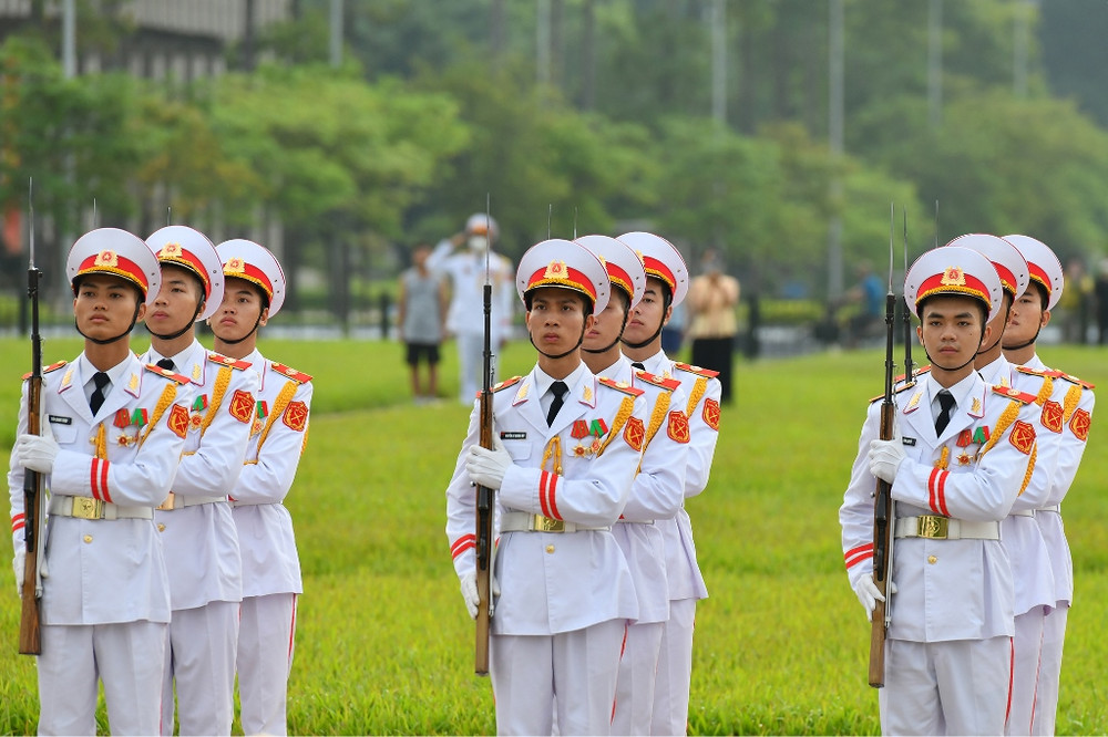 Dù được thực hiện vào tất cả các ngày trong năm, nhưng vẻ trang nghiêm của buổi lễ không bao giờ có thể mất đi. Thiêng liêng nghi lễ thượng cờ tại Quảng trường Ba Đình -0